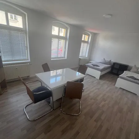 アパート Monteurwohnung Ackerstrasse シュタースフルト